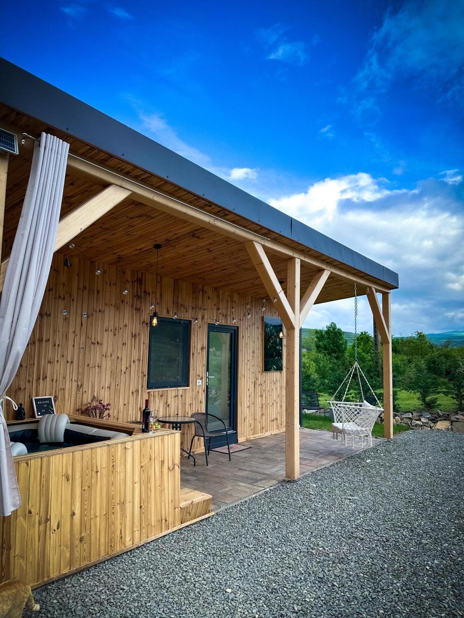 Kubiq Transalpina Villa Petresti Buitenkant foto