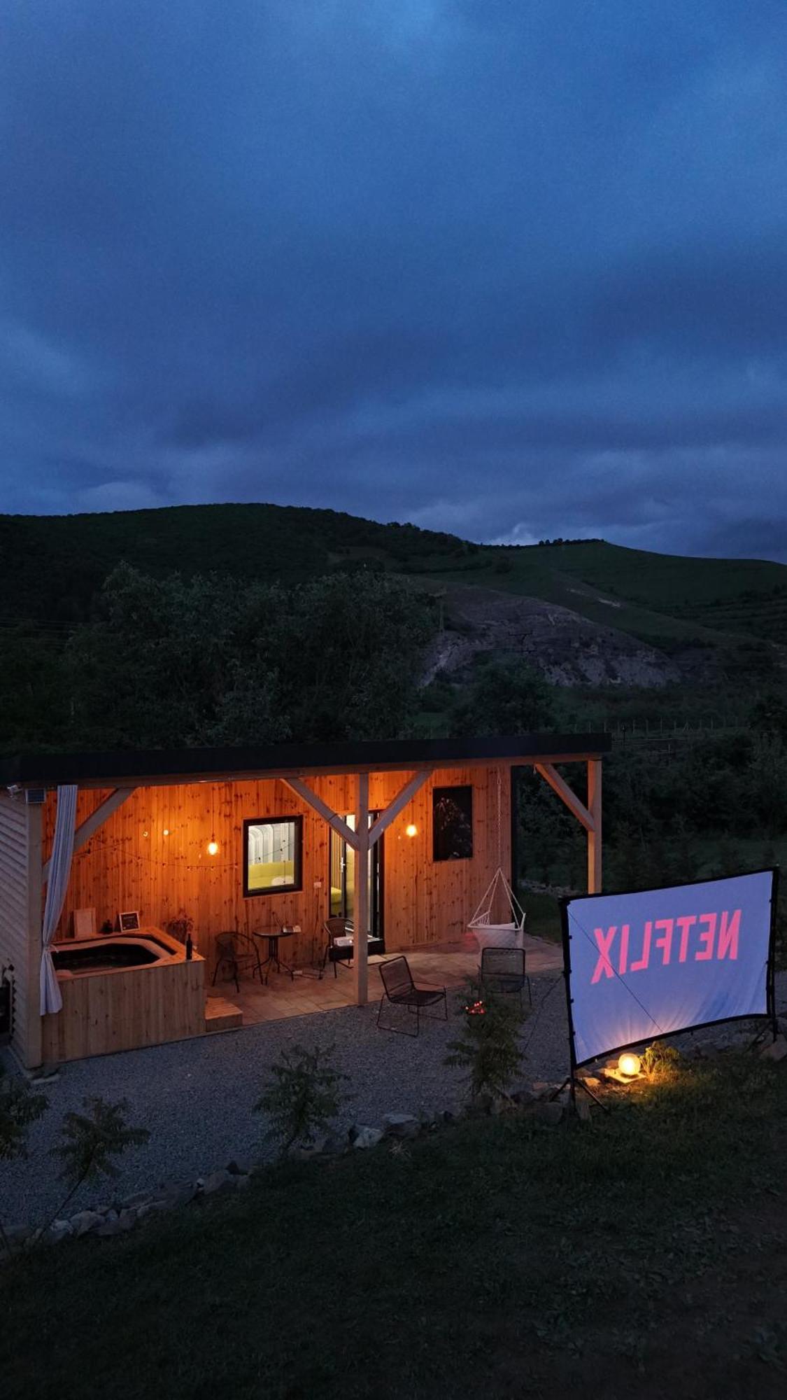 Kubiq Transalpina Villa Petresti Buitenkant foto