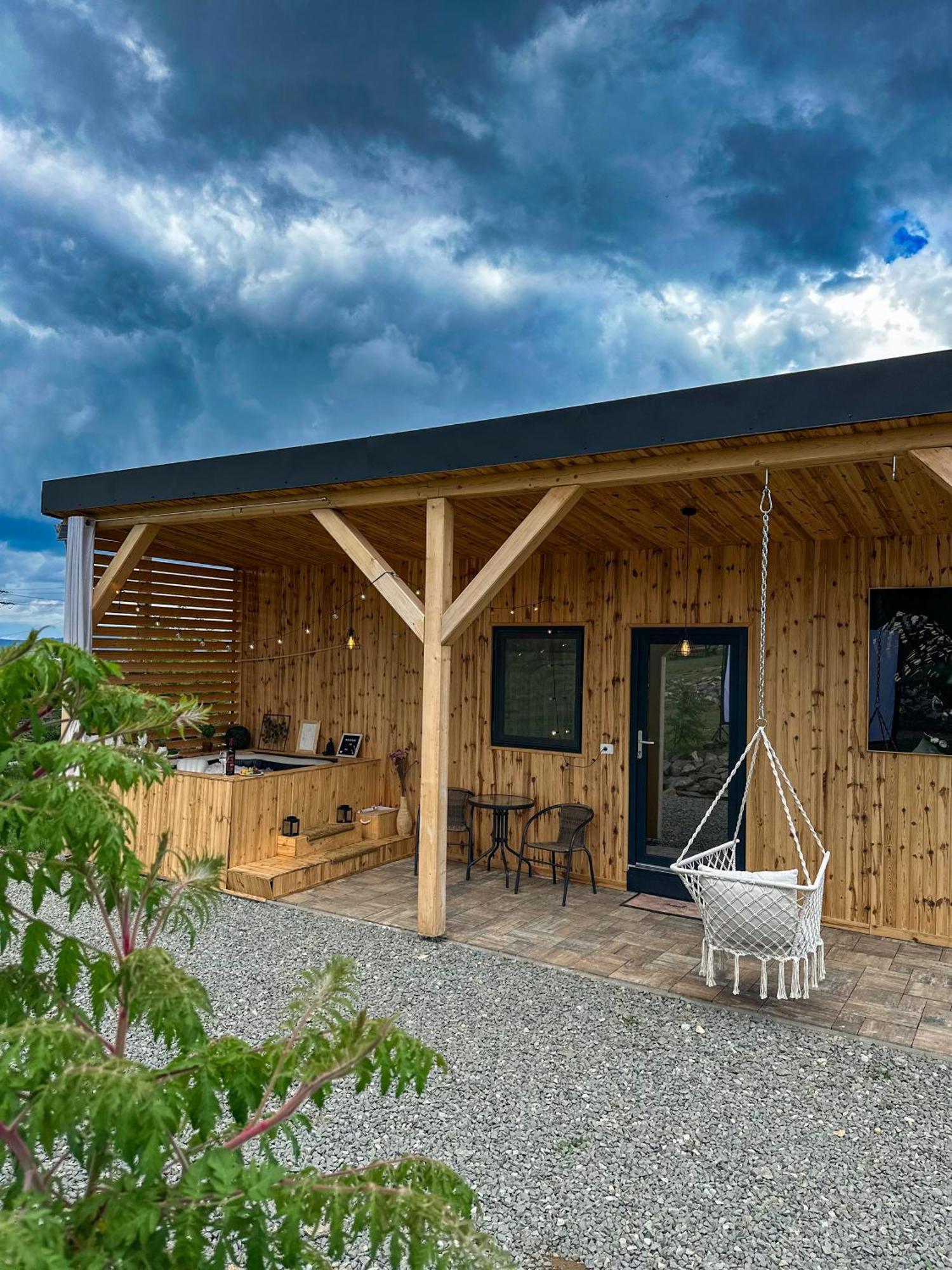 Kubiq Transalpina Villa Petresti Buitenkant foto